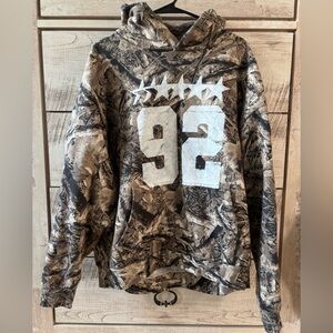 NWOT - Nova Men
Men’s camo hoodie, super soft